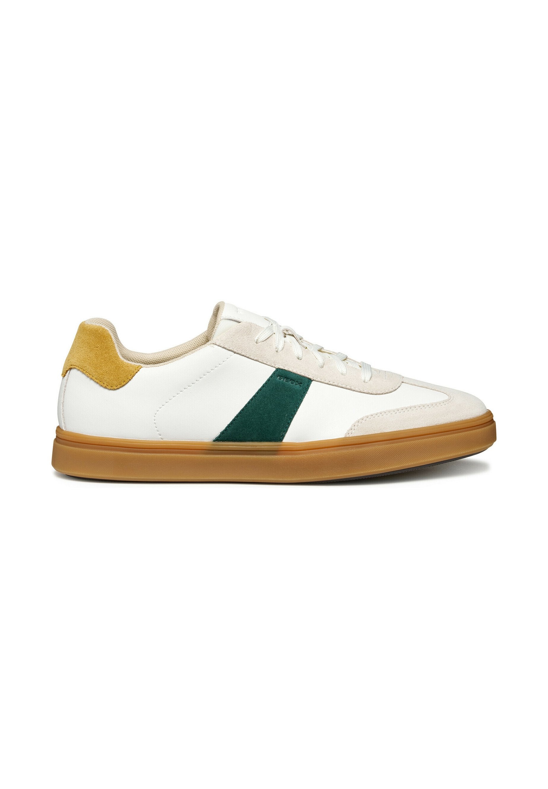 Weißer Sneaker mit grünen und beigen Akzenten, Wildledersohle, Gummiuntersohle und Schnürsenkeln. Verfügt über ein dreieckiges Designelement an der Seite.