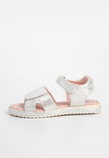 Silberne synthetische Sandalen mit verstellbaren Klettverschlüssen, offener Zehenpartie, strukturiertem Finish, gepolstertem rosa Fußbett und weißer Gummisohle.