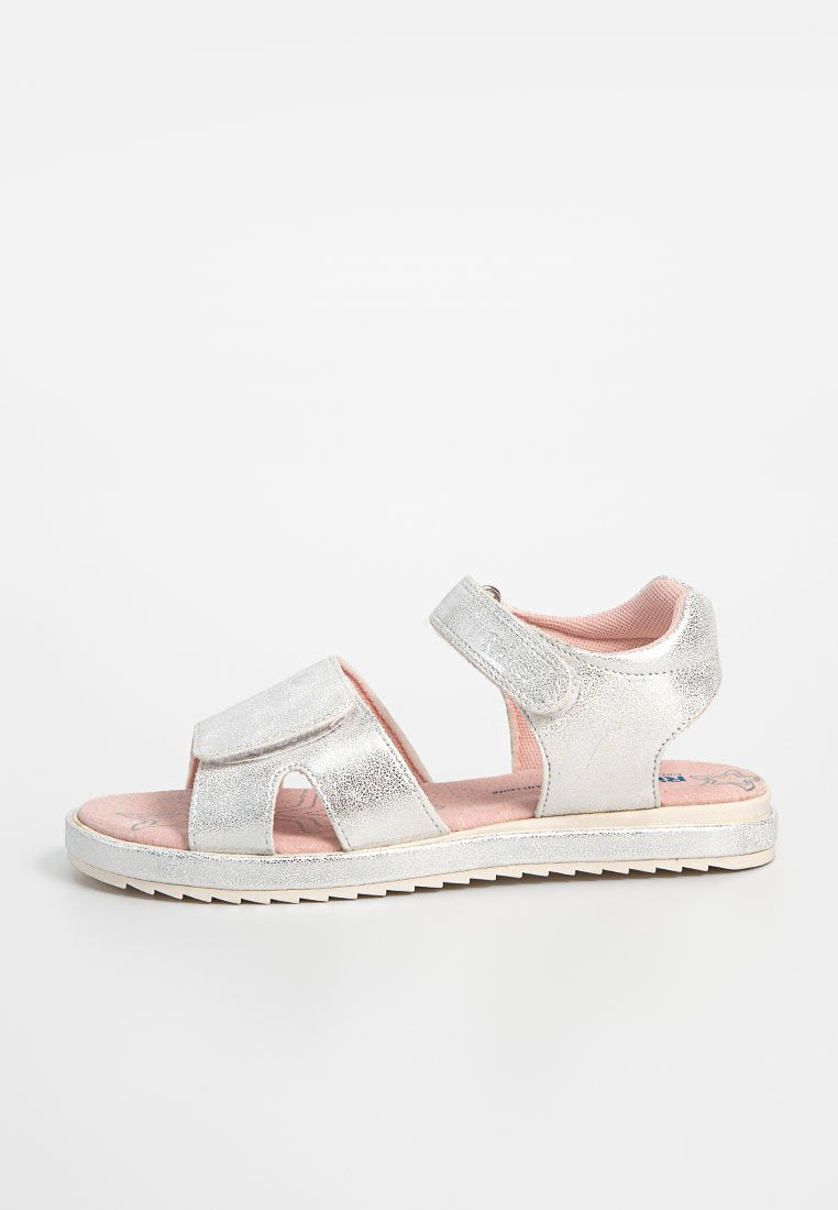 Silberne synthetische Sandalen mit verstellbaren Klettverschlüssen, offener Zehenpartie, strukturiertem Finish, gepolstertem rosa Fußbett und weißer Gummisohle.