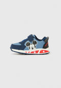 Blauer Sneaker mit Klettverschluss, versehen mit einer Mickey-Mouse-Grafik, strukturierten marineblauen Akzenten und einem roten, beleuchteten Sohlen-Design.