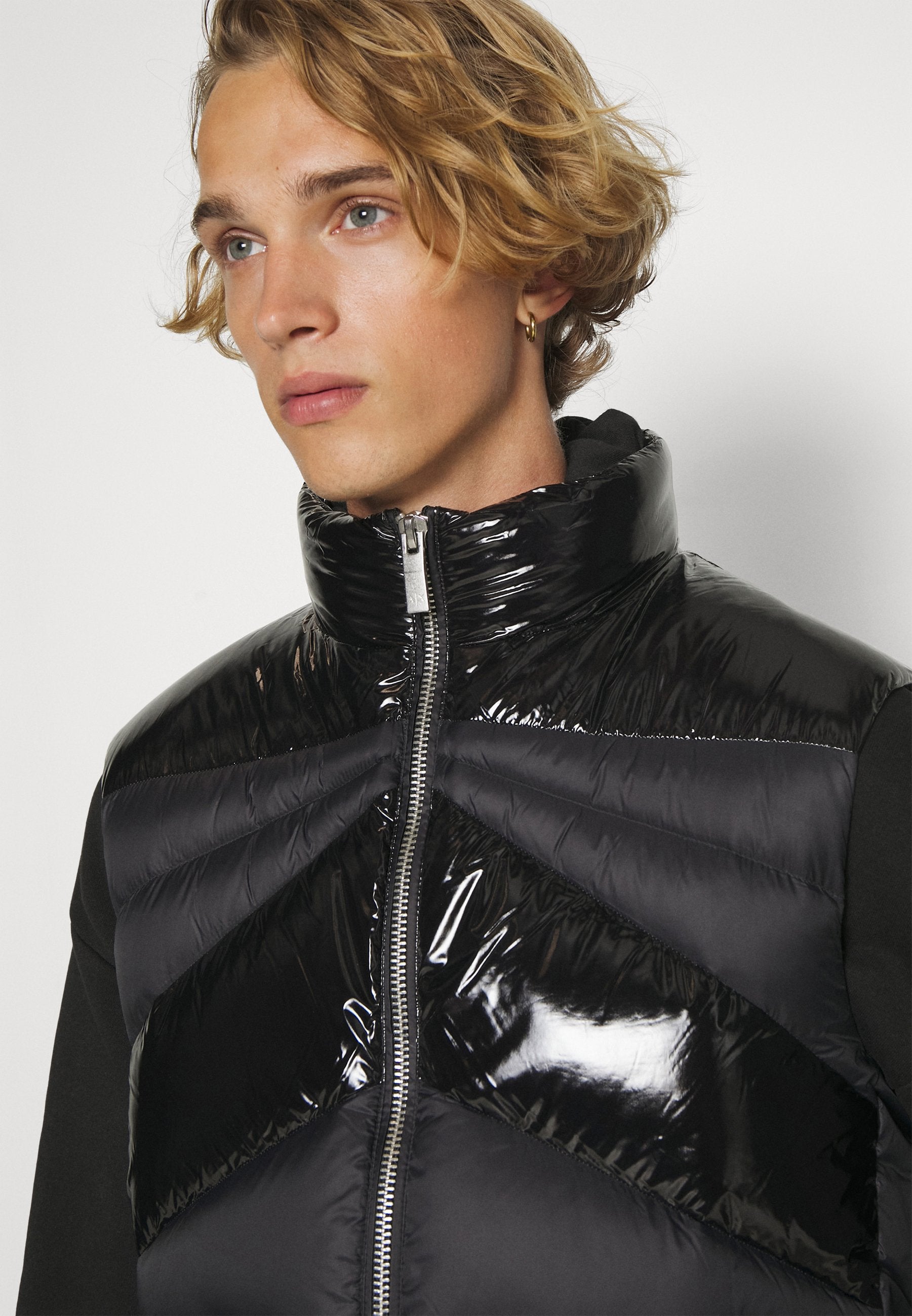 Armani Exchange Weste Media 5