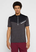 Schwarz-graues Sport-Polohemd mit einem halblangen Reißverschluss, kurzen Ärmeln, strukturiertem Stoff und einem weißen Akzentmuster auf der Brust.