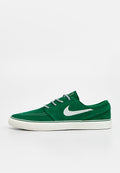 Grüner Wildleder-Sneaker mit weißer Gummisohle. Verfügt über graue Schnürsenkel und ein silbernes Nike-Swoosh-Logo an der Seite. Abgerundetes Zehen-Design.