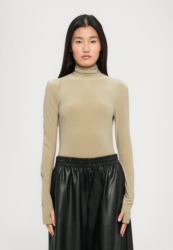 Norma Kamali LONG SLEEVE TURTLE