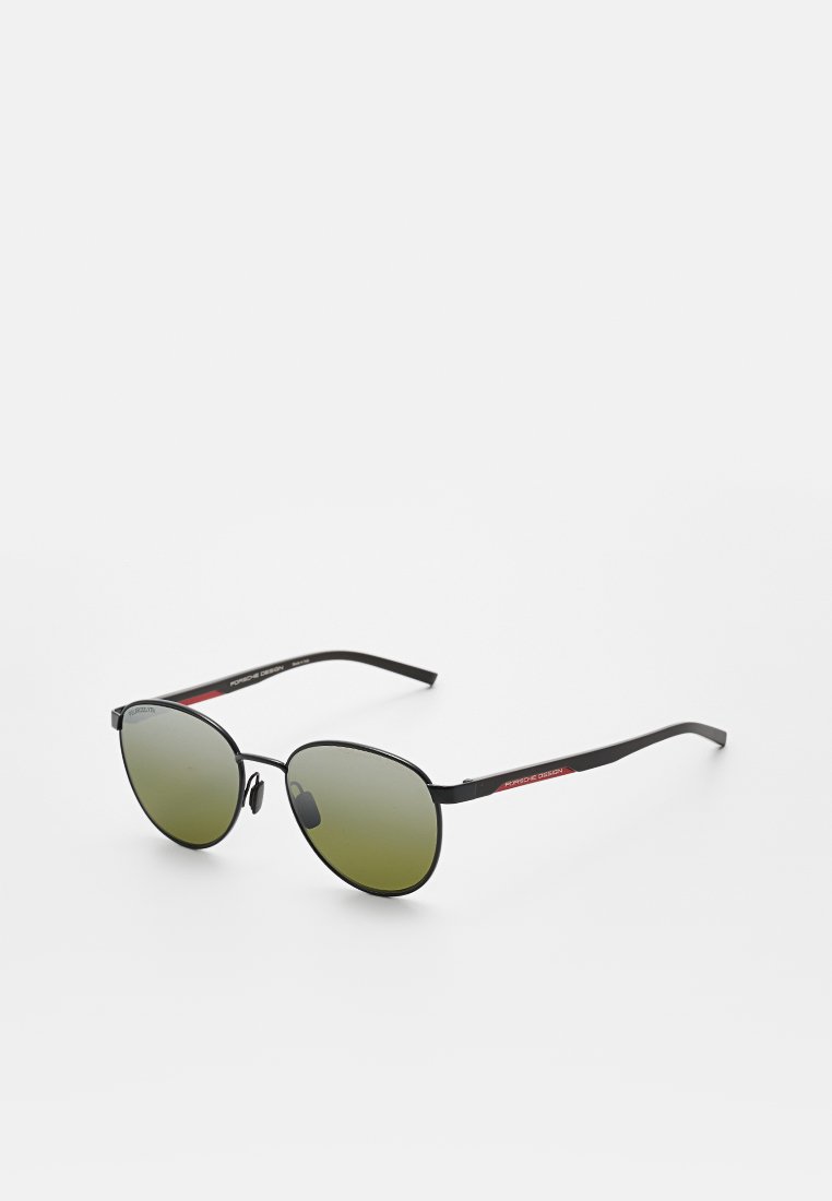 Rundrahmen-Sonnenbrille mit schwarzen Metallfassungen, grünem Verlaufsglas, schwarzen Bügeln und roter "Porsche Design"-Markierung auf den Armen.
