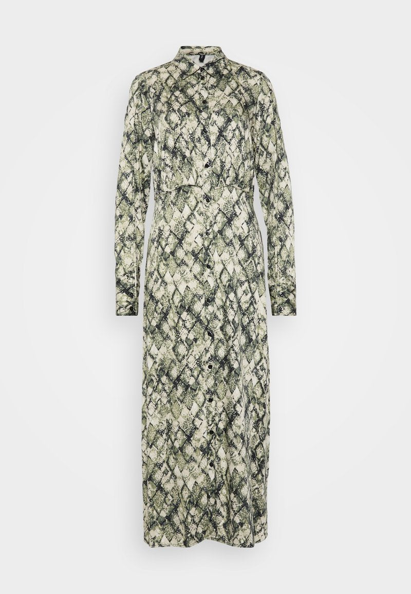 Langärmliges, knopfgeschlossenes Kleid im grünen und cremefarbenen Schlangenprint. Mit Kragen und langen Ärmeln. Hergestellt aus leichtem Stoff.