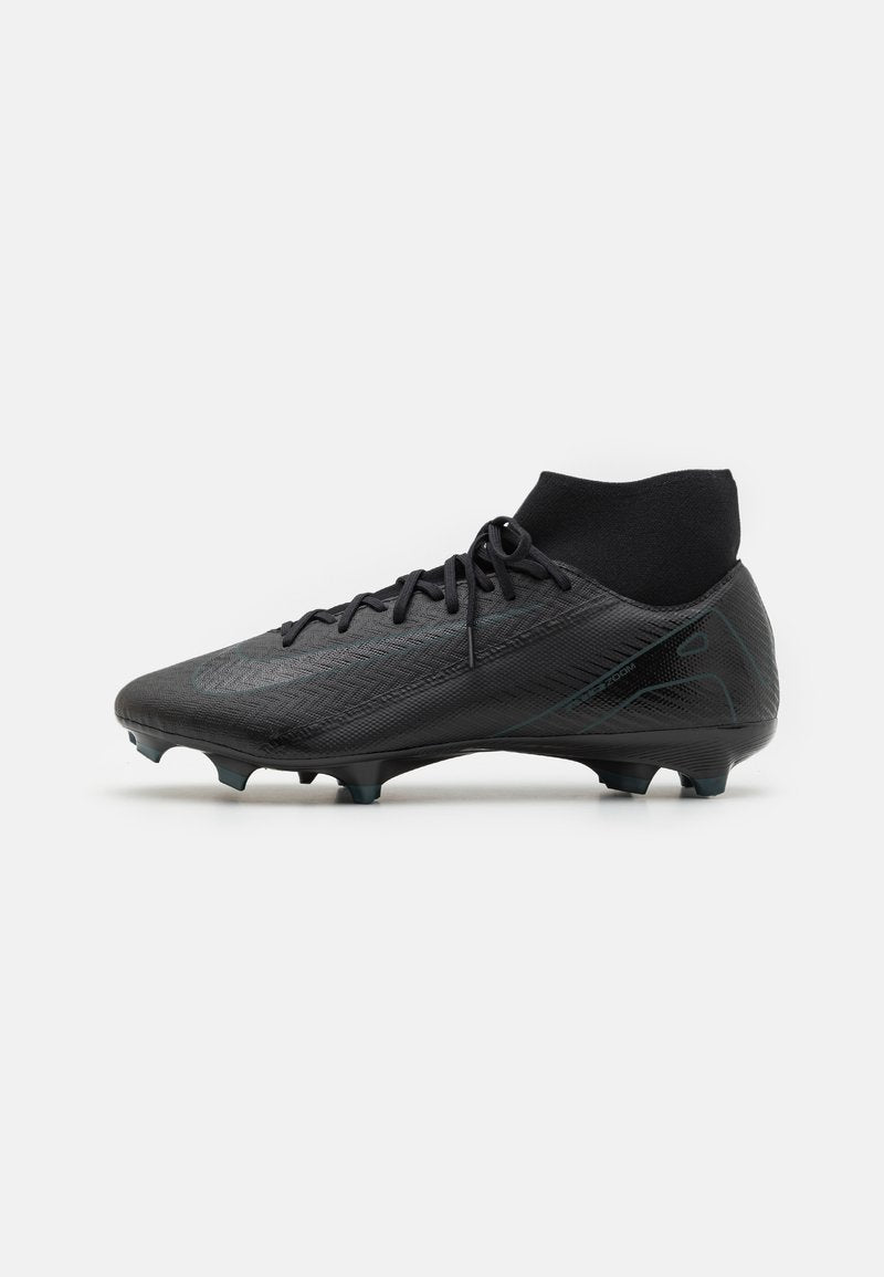 Schwarzer Fußballschuh mit strukturiertem Synthetik-Obermaterial, Schnürverschluss und Knöchelstütze. Außensohle mit mehreren Stollen für Traktion.