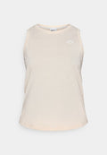 Weiche beige ärmellose Bluse aus leichtem Stoff. Verfügt über einen runden Ausschnitt und ein kleines weißes Logo oben links. Schlichte Textur.