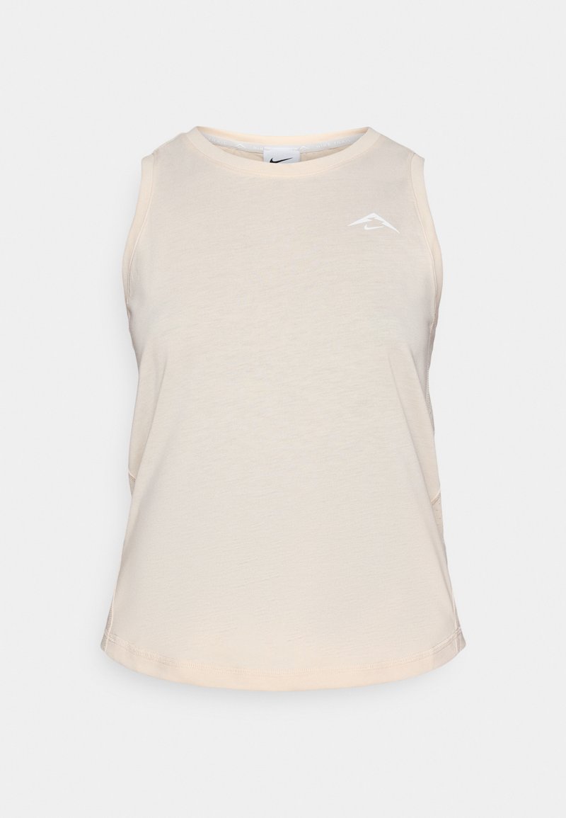 Weiche beige ärmellose Bluse aus leichtem Stoff. Verfügt über einen runden Ausschnitt und ein kleines weißes Logo oben links. Schlichte Textur.