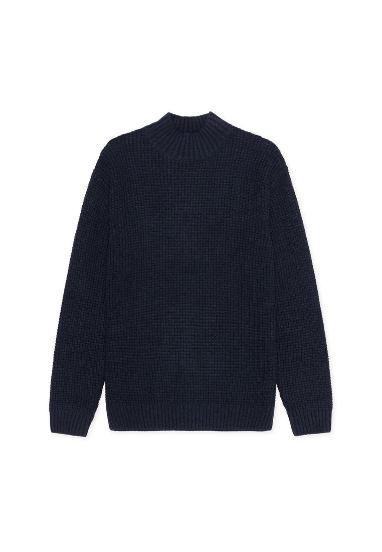 Dunkelblauer gestrickter Pullover mit hohem Rippenkragen, langen Ärmeln und einem strukturierten Muster im gesamten Stoff.