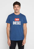Blaues Baumwoll-T-Shirt mit einem roten und weißen "DIESEL"-Logo in fetter Schrift auf der Vorderseite. Kurze Ärmel und runder Halsausschnitt.