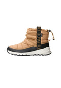 Tan wasserfeste Stiefel mit gepolstertem Obermaterial, elastischen Schnürsenkeln und einer schwarzen Gummisohle. Verfügt über eine Zuglasche und Mesh-Akzente zur Belüftung.