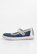Blaue Velcro-Mary-Jane-Schuhe mit silbernen Akzenten, versehen mit mehrfarbigen Sternmustern, aus einem samtähnlichen Material und mit einer Gummisohle.