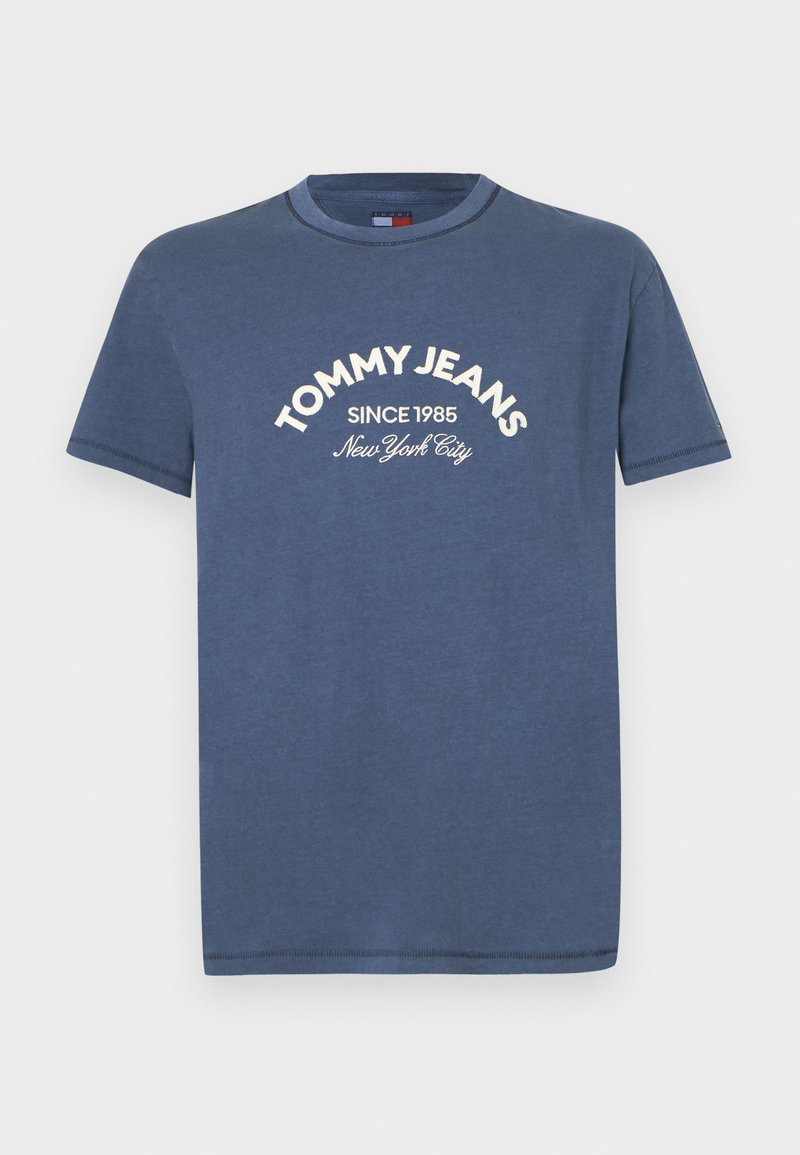 Blauses Kurzarm-T-Shirt mit "TOMMY JEANS Since 1985 New York City" in Weiß auf der Vorderseite in der Mitte bedruckt.