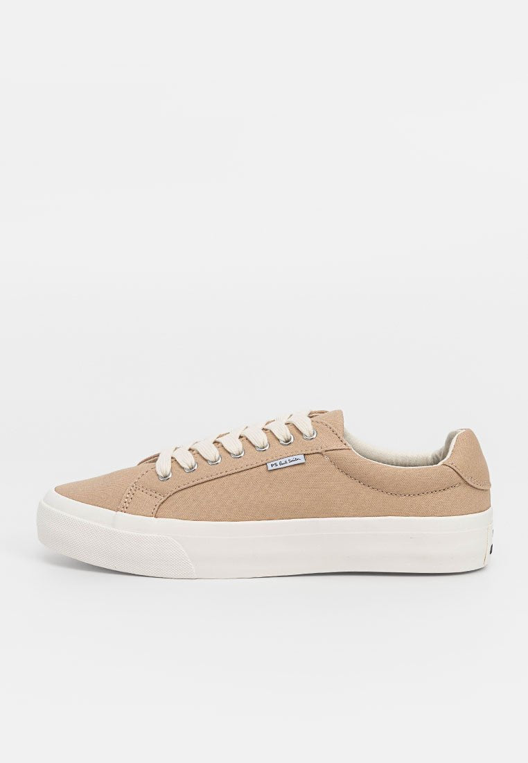 Beige Low-Top-Sneaker mit weißen Schnürsenkeln, weißer Gummisohle und einem kleinen "PS Paul Smith"-Label an der Seite.