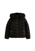 Schwarze Daunenjacke mit einer Kapuze aus Kunstfell, mit einem Reißverschluss vorne, seitlichen Taschen, gestepptem Muster und einer strukturierten Oberfläche.
