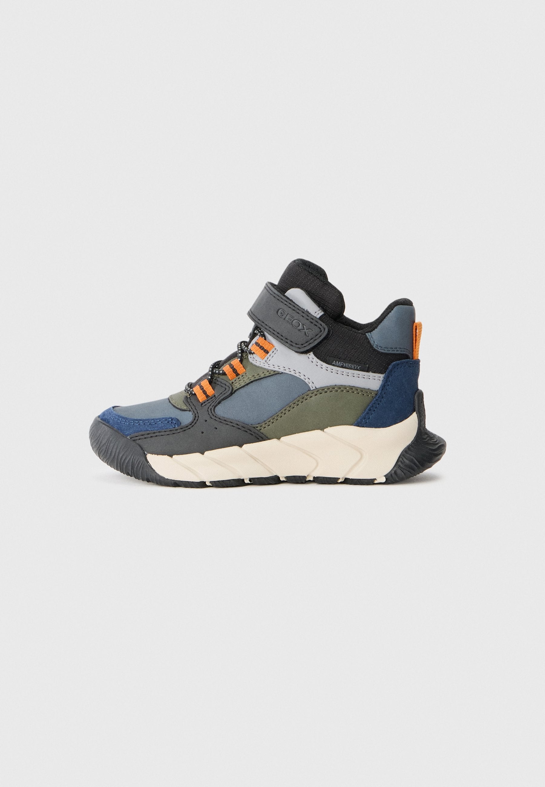 High-Top-Sneaker aus blauen, grauen und grünen synthetischen Materialien. Verfügt über einen Klettverschluss, eine strukturierte Gummisohle und orangefarbene Akzente.