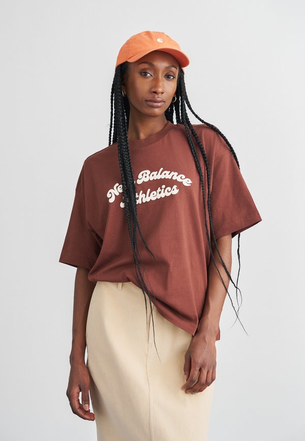 New Balance LINEAR HERITAGE - Print T-shirt - brown