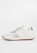 Weißer Sneaker mit silbernen Akzenten, ausgestattet mit einem Obermaterial aus Mesh und Synthetik, runder Zehenpartie und strukturiertem Gummisohle. Schnürsenkel für einen sicheren Sitz.