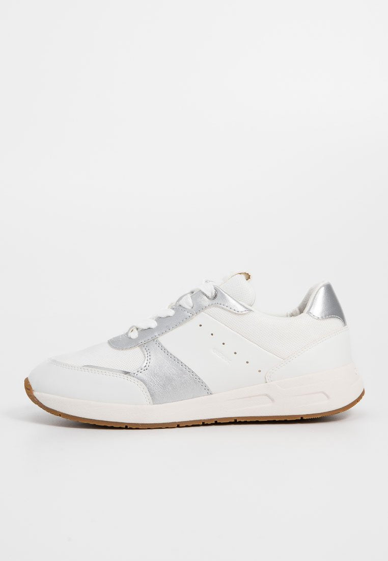 Weißer Sneaker mit silbernen Akzenten, ausgestattet mit einem Obermaterial aus Mesh und Synthetik, runder Zehenpartie und strukturiertem Gummisohle. Schnürsenkel für einen sicheren Sitz.