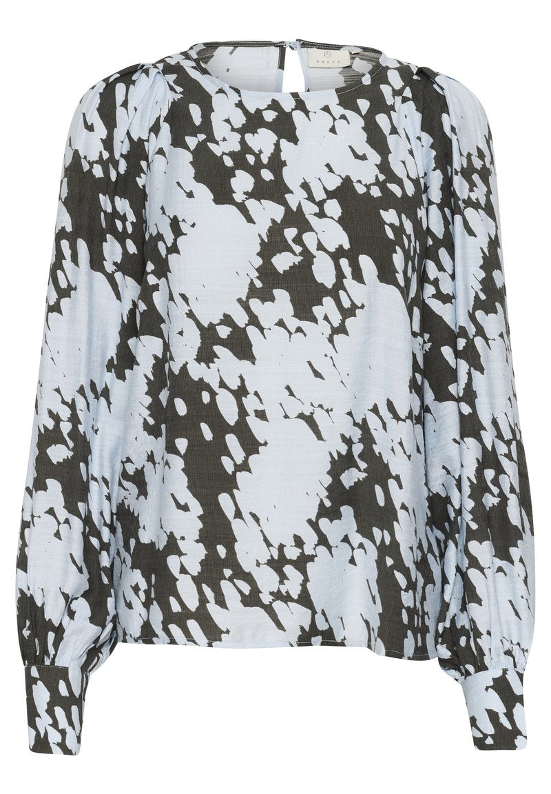 Langärmlige Bluse in Hellblau mit einem schwarzen abstrakten Muster, Rundhalsausschnitt und Schlüsselhole-Verschluss im Rücken. Strukturierter Stoff und Puffärmel.
