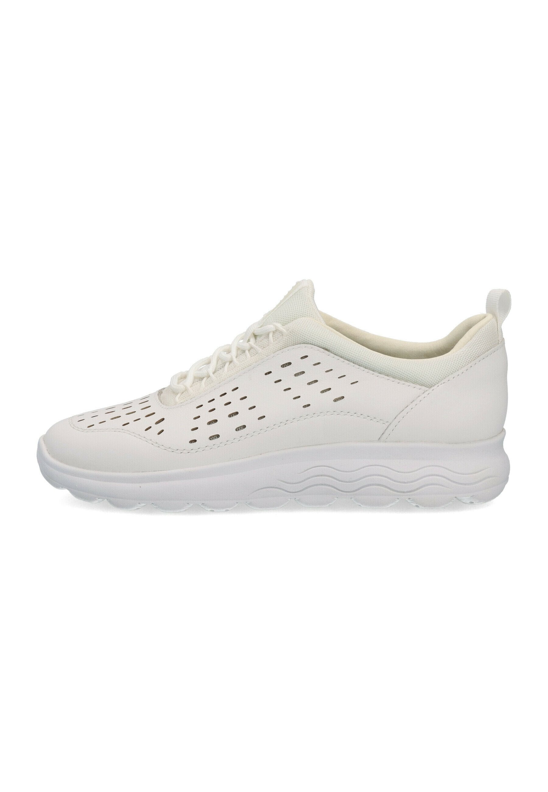 Weiße Sportschuhe aus perforiertem Synthetikmaterial. Sie verfügen über eine runde Zehenform, eine strukturierte Sohle und eine Zuglasche an der Ferse für einfaches Anziehen.