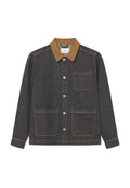 Jeansjacke mit einem dunkelgrauen Körper, braunem Kragen, vorderen Druckknöpfen und zwei großen Fronttaschen, mit sichtbaren Steppnähten.