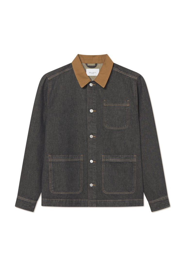 Jeansjacke mit einem dunkelgrauen Körper, braunem Kragen, vorderen Druckknöpfen und zwei großen Fronttaschen, mit sichtbaren Steppnähten.