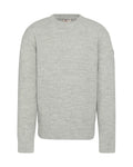 Grauer Strickpullover mit Rundhalsausschnitt, langen Ärmeln, strukturiertem Muster, gerippten Bündchen und Saum, mit einem Logo-Patch am linken Ärmel.