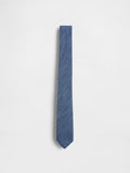 Blaue Krawatte aus strukturiertem Stoff mit schmalem, spitz zulaufendem Ende. Das Design weist ein dezentes diagonales Muster auf, das ihr einen modernen Look verleiht.