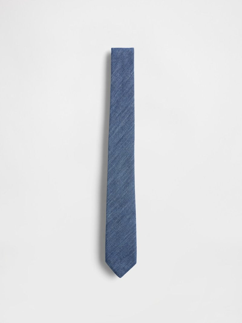 Blaue Krawatte aus strukturiertem Stoff mit schmalem, spitz zulaufendem Ende. Das Design weist ein dezentes diagonales Muster auf, das ihr einen modernen Look verleiht.
