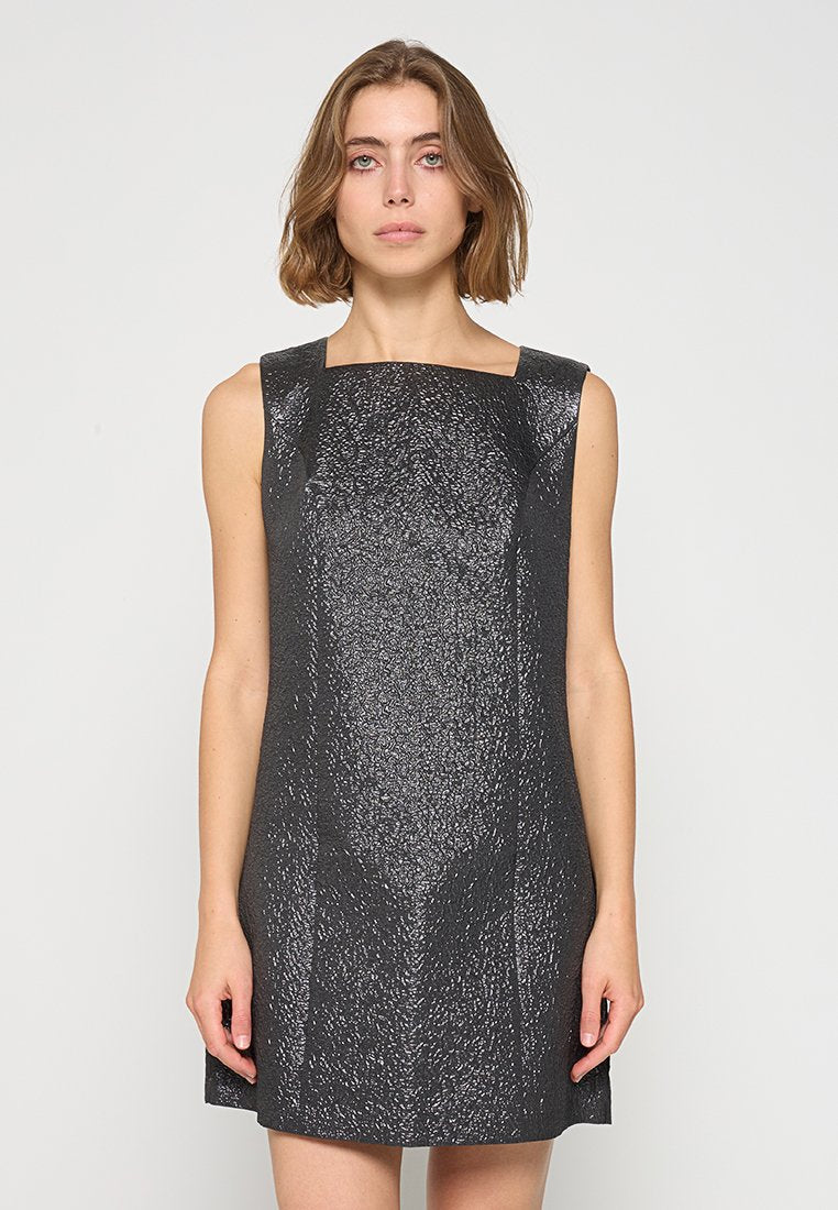 Schwarzes ärmelloses Kleid mit einer strukturierten, glänzenden Oberfläche. Es hat einen quadratischen Ausschnitt und einen geraden Schnitt, der oberhalb der Knie endet.