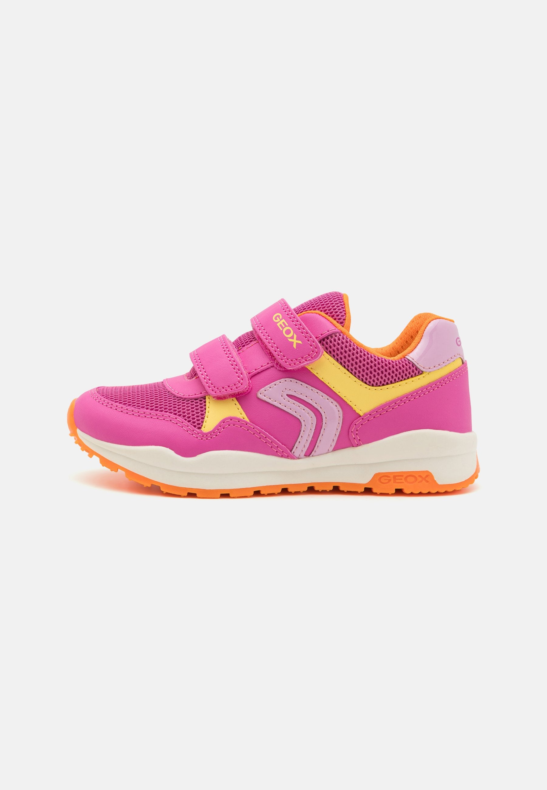 Rosa Sportschuh mit Netzeinsätzen, zwei verstellbaren Klettverschlüssen, orangefarbenen Akzenten und einer strukturierten Gummisohle für besseren Grip.