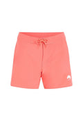 Korallenrote Badeshorts mit einem Kordelzugbund, aus glattem Stoff gefertigt, mit einem kleinen weißen Logo auf der unteren linken Seite.