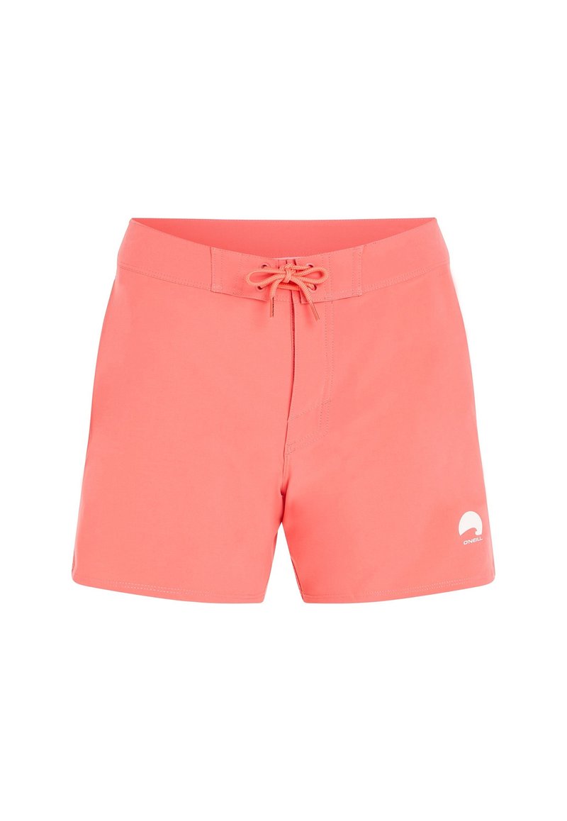 Korallenrote Badeshorts mit einem Kordelzugbund, aus glattem Stoff gefertigt, mit einem kleinen weißen Logo auf der unteren linken Seite.