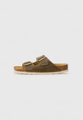 Braune Wildleder-Sandalen mit zwei verstellbaren Riemen, Korkfußbett und einer hellen Gummisohle. Marke "BAYTON" auf der Seite eingeprägt.