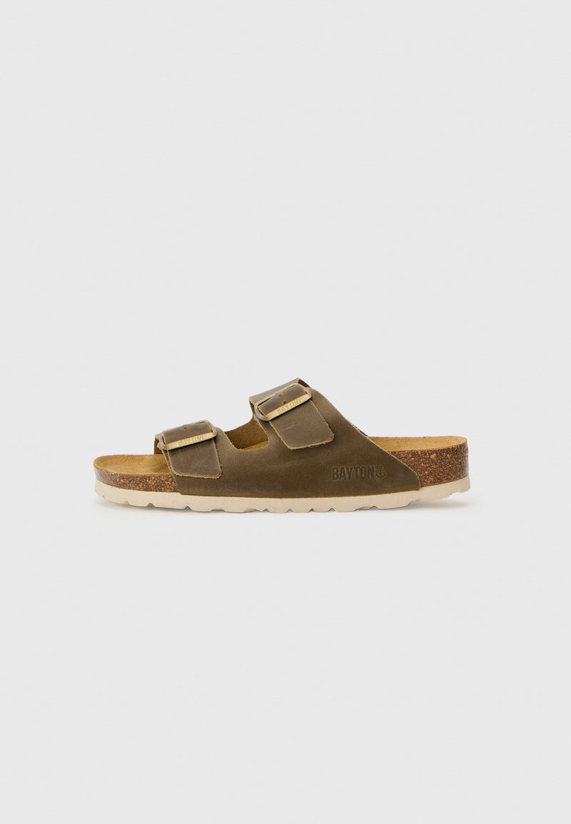 Braune Wildleder-Sandalen mit zwei verstellbaren Riemen, Korkfußbett und einer hellen Gummisohle. Marke "BAYTON" auf der Seite eingeprägt.