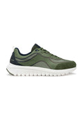 Grüner Mesh- und Wildledersneaker mit dunklen Akzenten, weißer dicker Sohle, Schnürdesign und gebrandeter Fersenlasche.