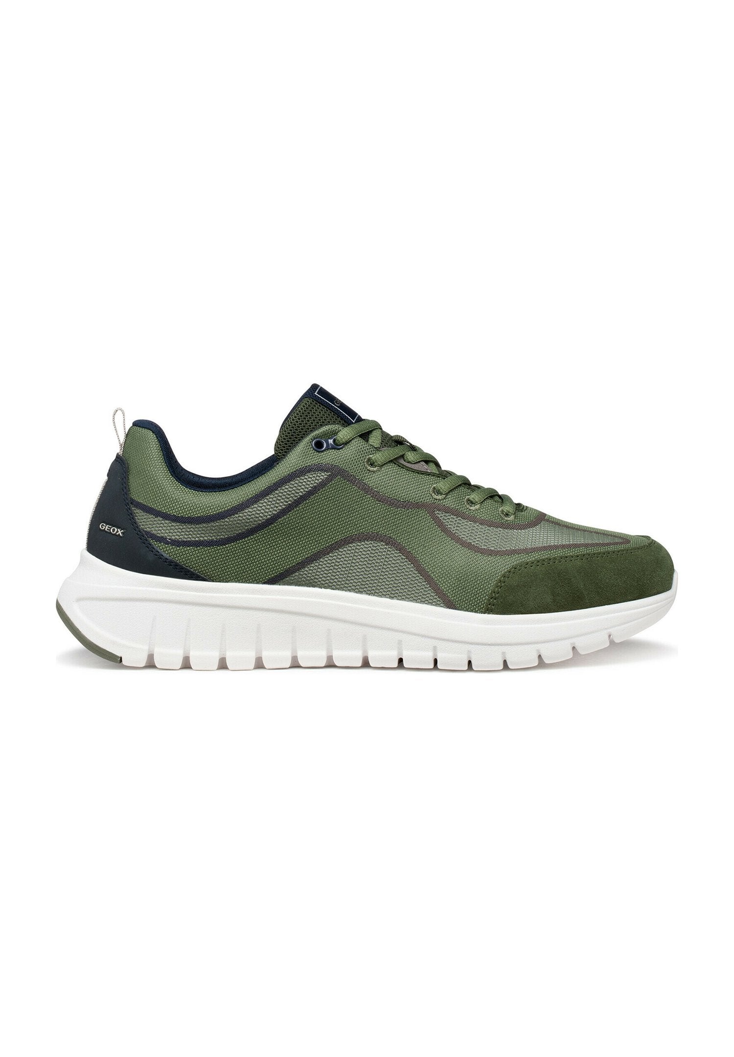 Grüner Mesh- und Wildledersneaker mit dunklen Akzenten, weißer dicker Sohle, Schnürdesign und gebrandeter Fersenlasche.