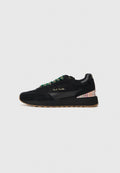 Schwarze Wildleder-Sneaker mit Lederakzenten, grünen Schnürsenkeln, einem einzigartigen gestreiften Fersendesign und einem geprägten Logo an der Seite, ausgestattet mit einer strukturierten Sohle.