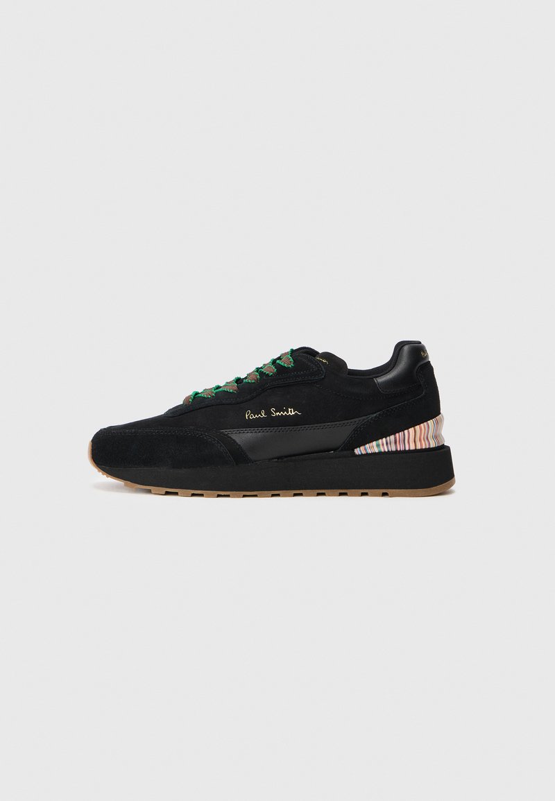 Schwarze Wildleder-Sneaker mit Lederakzenten, grünen Schnürsenkeln, einem einzigartigen gestreiften Fersendesign und einem geprägten Logo an der Seite, ausgestattet mit einer strukturierten Sohle.