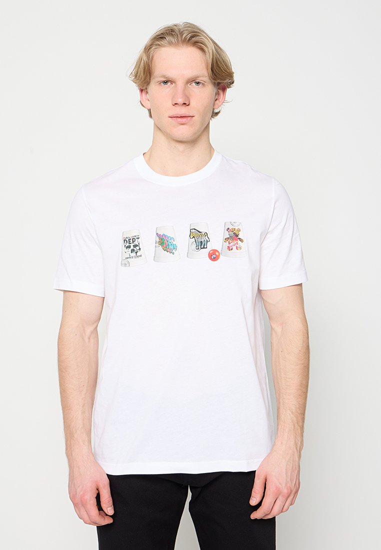 Weißes Baumwoll-T-Shirt mit fünf bunten, cartoonartigen Aufdrucken auf der Vorderseite, darunter Tiere und Muster. Kurze Ärmel und Rundhalsausschnitt.