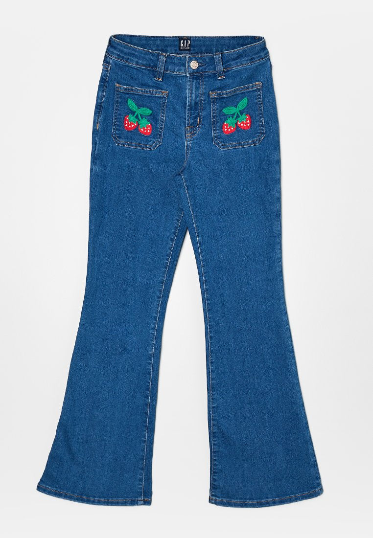 Blaue Schlagjeans aus Denim mit vorderen aufgesetzten Taschen, verziert mit roter Erdbeer-Stickerei und grünen Blättern.
