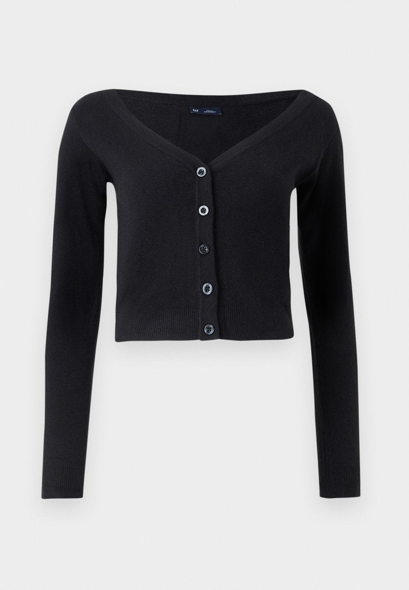 Schwarze, kurz geschnittene Strickjacke aus weichem Material mit langen Ärmeln, V-Ausschnitt und sechs Knopfverschlüssen mit blauen Knöpfen.