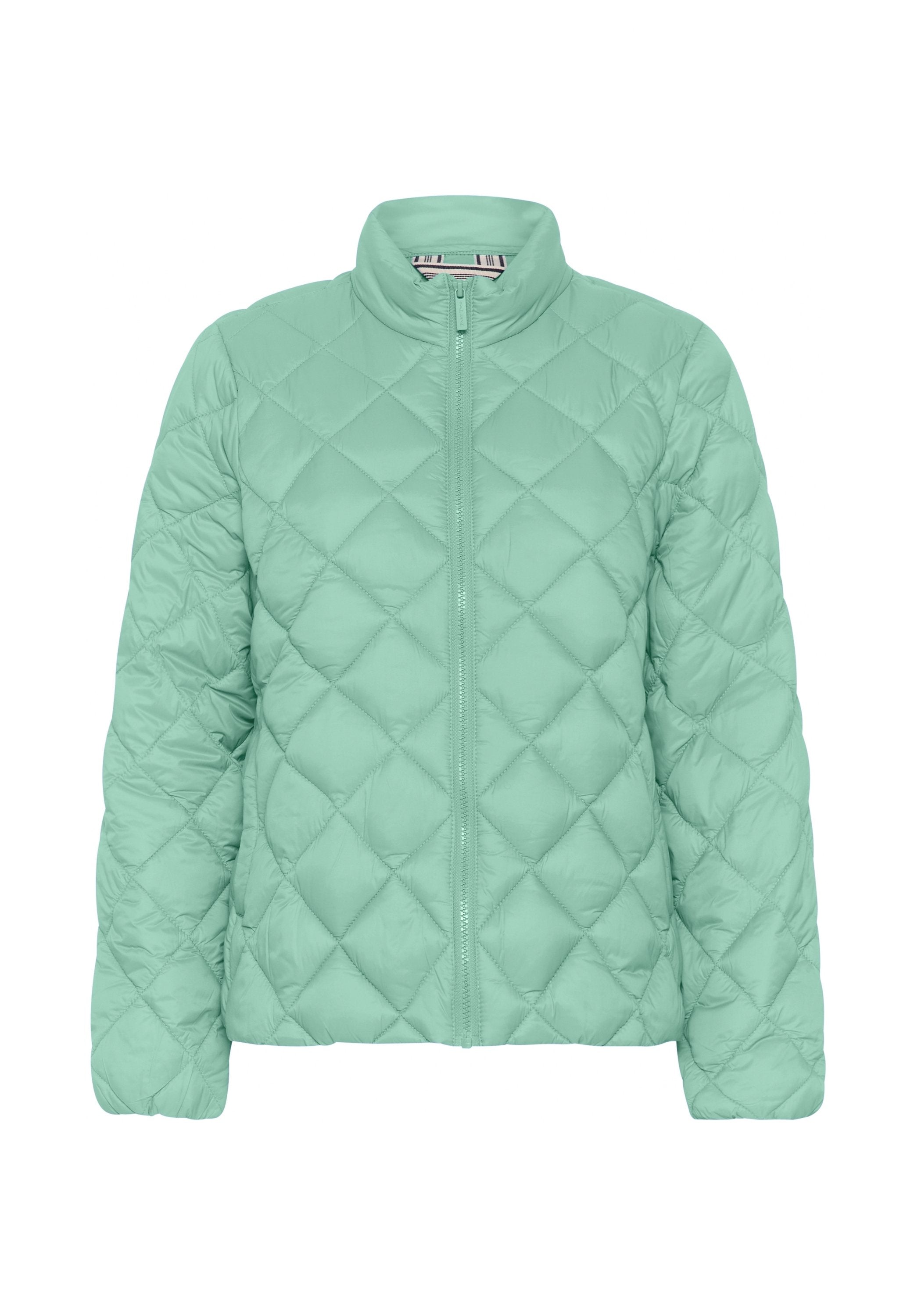 Gepolsterte Jacke in hellem Mintgrün, mit hohem Kragen, vollem Reißverschluss und einem Rautenmuster über dem atmungsaktiven Stoff.