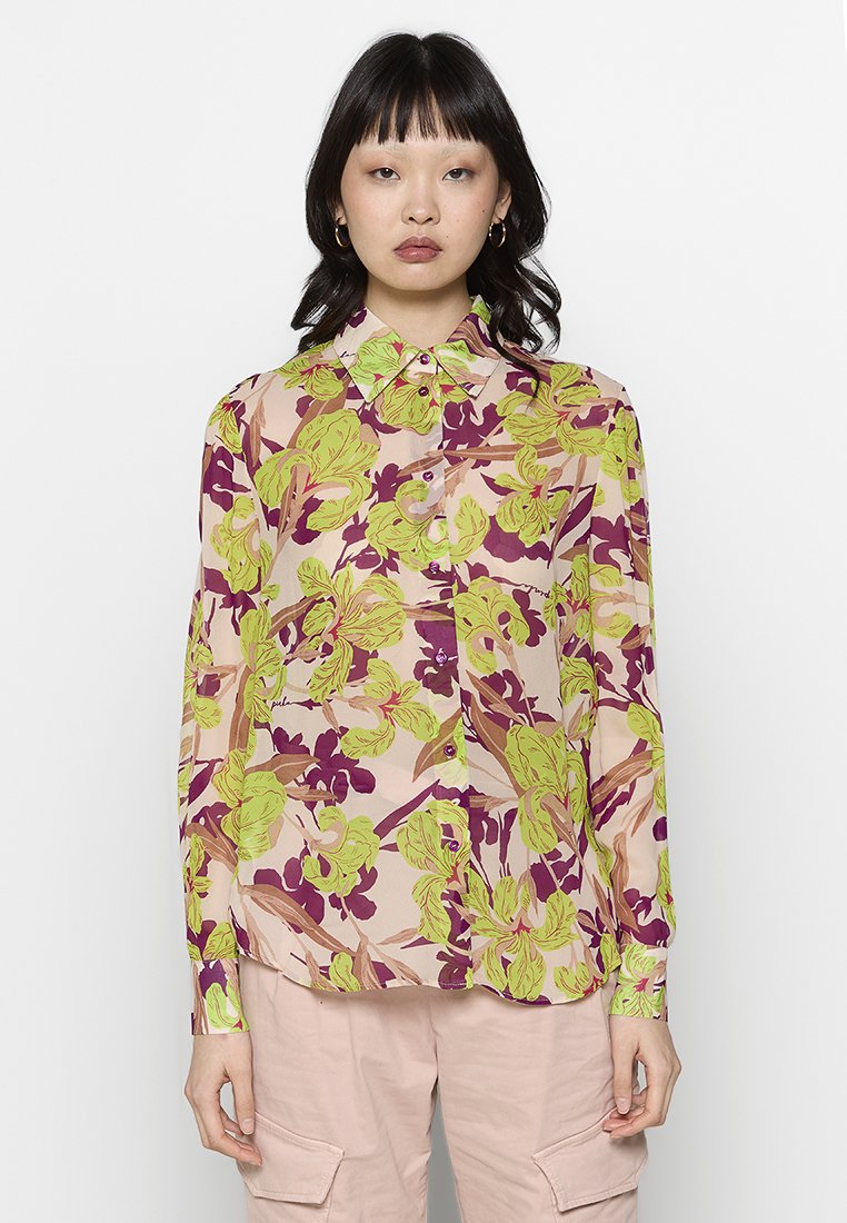 Langärmlige Bluse aus leichtem, transparentem Stoff. Mit Blumendesign und grünen sowie lila Akzenten auf einem rosafarbenen Hintergrund. Klassisches Kragen-Design.
