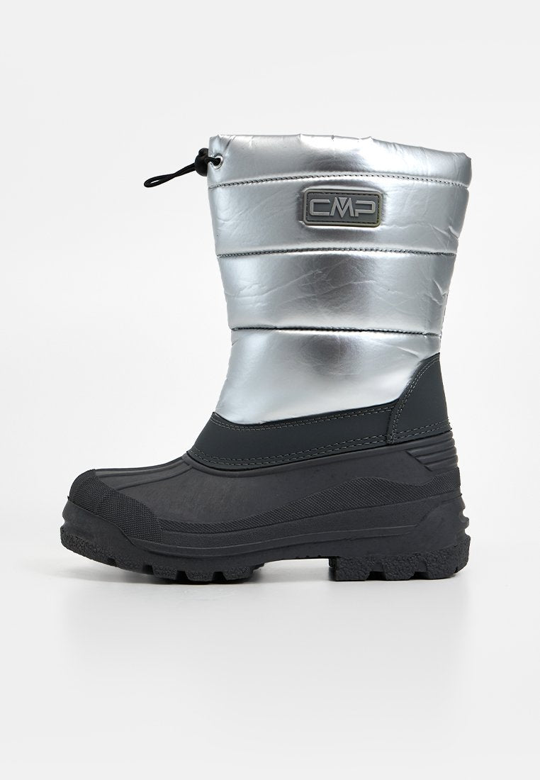 Silberner isolierter Stiefel mit schwarzer Gummisohle, strukturiertem Obermaterial, Kordelverschluss und CMP-Logo am Schaft.