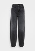 Schwarze High-Waist-Jeans mit einer lockeren Passform, ausgestattet mit fünf Taschen und Gürtelschlaufen. Glatte Denim-Oberfläche mit leichtem Verblassen an den Beinen.