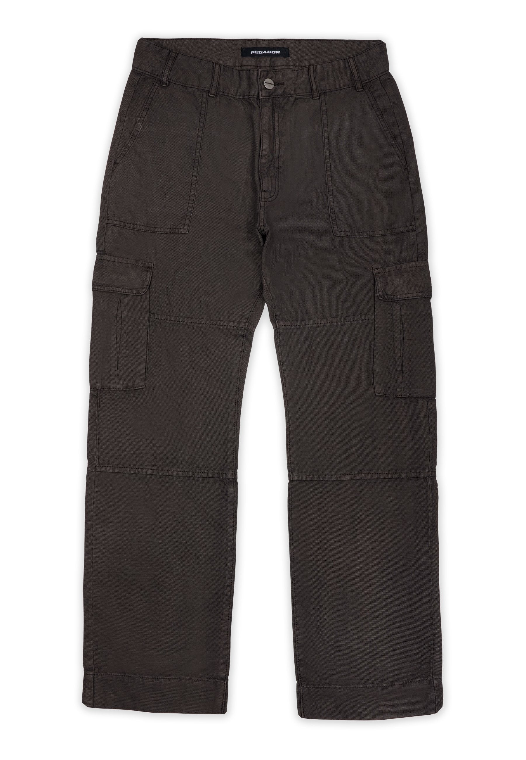 Cargo-Hosen aus dunkelgrauem Stoff mit mehreren Taschen, einer vorderen Knopfverschluss und gesteppten Details entlang der Nähte. Flacher Bund und lässige Passform.
