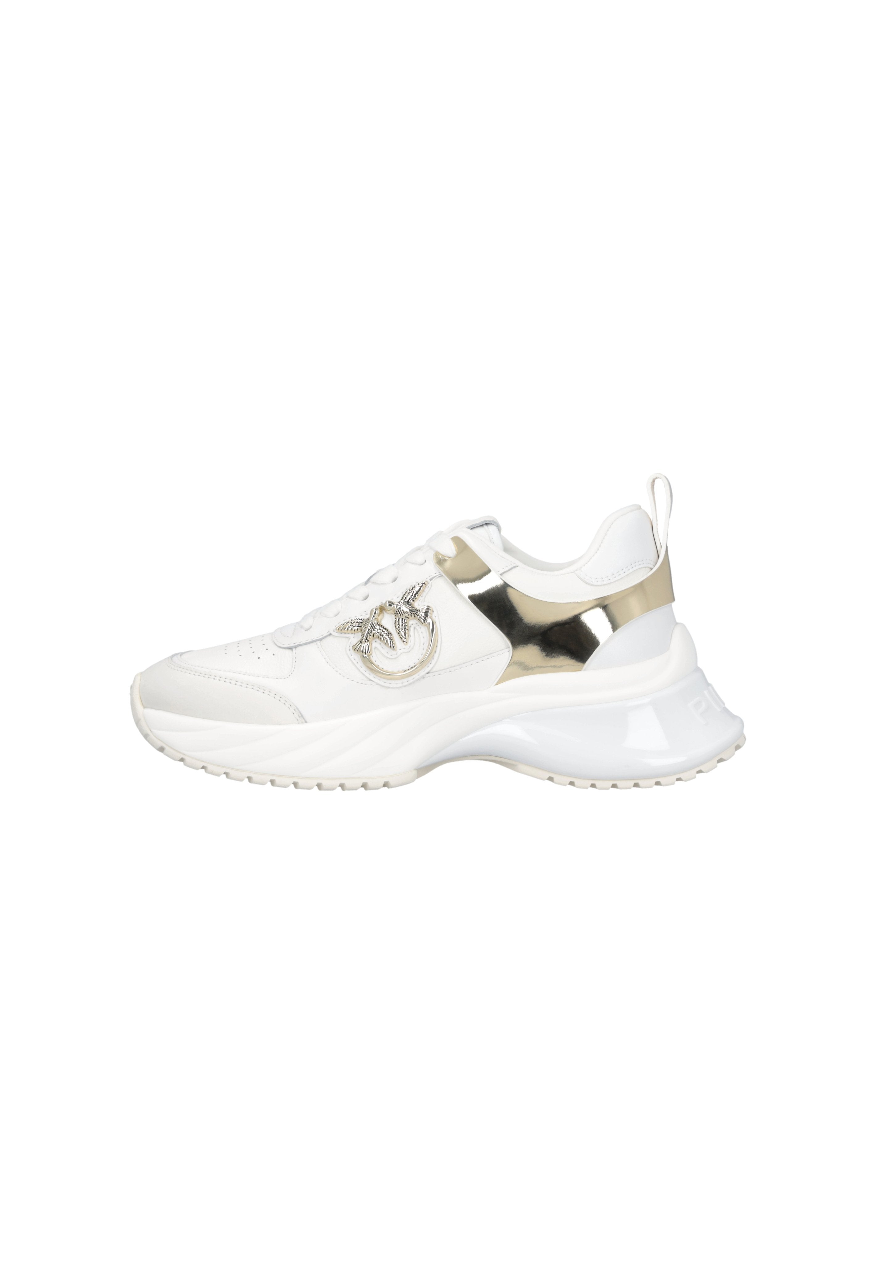 Weiße Sneaker aus Leder und synthetischen Materialien, glänzende goldene Akzente, gewölbte Sohle und Markenlogo auf der Ferse.